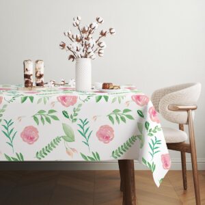 Widok narożnika stołu pokazujący wzór róż i listków na obrusie