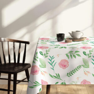 Stół udekorowany wazą z kwiatami na obrusie z akwarelowymi różami