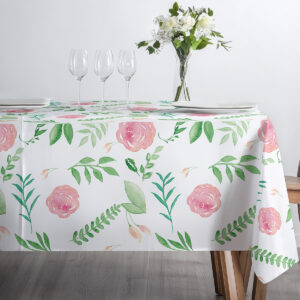 Widok z góry na obrus z różowym i zielonym motywem akwarelowym