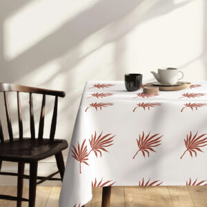 krawędź obrusu z widocznym powtarzalnym motywem palmowych liści, ujęcie z boku