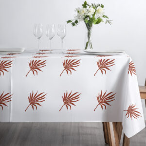 górne ujęcie stołu pokazujące rozmieszczenie liści na całej powierzchni obrus