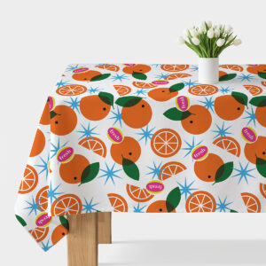Główny widok obrusa z pomarańczami rozłożonego na stole