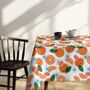 Widok boczny stołu z obrusem i wystylizowanym wnętrzem