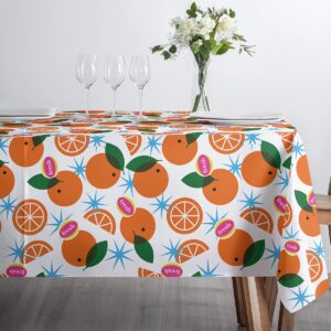 Bliska perspektywa wzoru z plasterkami pomarańczy i zielonymi liśćmi