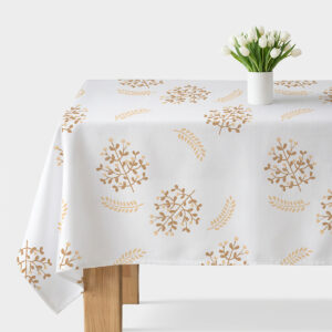 główne ujęcie obrus z białym tłem i złotym wzorem gałązek z wazonem białych tulipanów
