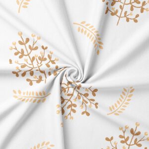 zbliżenie na tkaninę z motywem gałązek i listków, widoczne drobne ziarno materiału