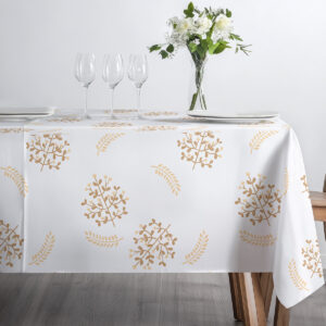 widok z góry na stół z kieliszkami i talerzami na białym obrusie ze złotym motywem