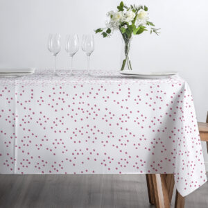 Stół przygotowany do posiłku z obrusem ozdobionym delikatnymi kropeczkami