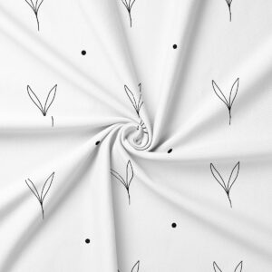 detal tkaniny z bliska pokazujący cienkie kontury listków i pojedyncze czarne kropki na jasnym tle