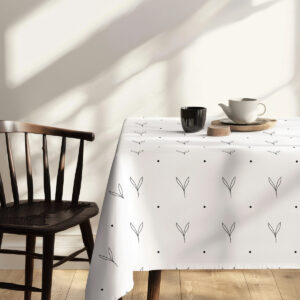 widok narożnika stołu z filiżanką i krzesłem, obrus z powtarzającym się wzorem listków i kropek