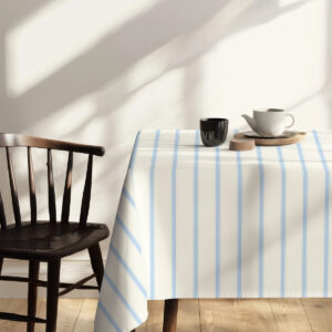 Jasne, przytulne wnętrze z obrusem w pastelowe paski podczas śniadania