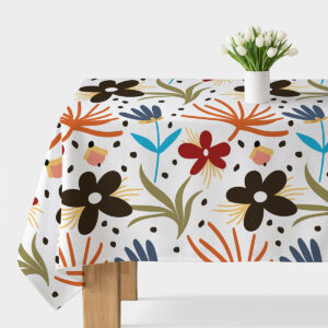 biały obrus z dużym, kolorowym wzorem stylizowanych kwiatów na stole z wazonem tulipanów