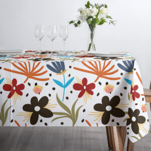 zbliżenie na stół nakryty obrusem z motywem kwiatów i ustawionymi kieliszkami