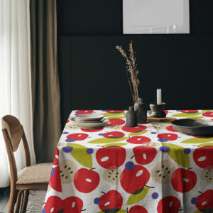 Aranżacja stołu z obrusem i zastawą w ciemnym wnętrzu