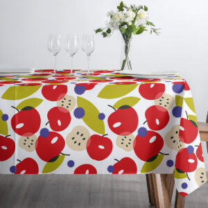 Stół nakryty obrusem podczas przyjęcia z kieliszkami i białymi talerzami