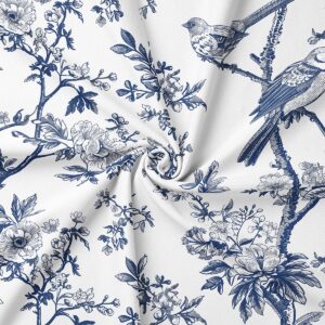 zbliżenie tkaniny z niebieskim, detalicznym wzorem ptaków i kwiatów