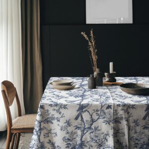 aranżacja stołu z obrusm i ceramiczną zastawą w ciemnym wnętrzu