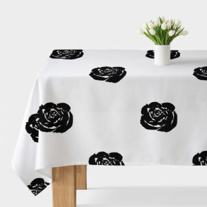 Obrus z dużymi czarnymi różami na białym tle — główne ujęcie stołu