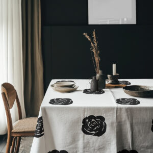 Aranżacja stołu z zastawą i dekoracjami na obrusie w czarne róże