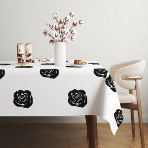 Widok stołu z bukietem i deserami na obrusie z różami