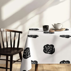 Detal rogu obrusa z widocznym elementem wzoru róży