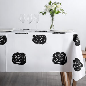 Nadgarstwowe ujęcie stołu z kieliszkami i wazonem na tle wzoru róż