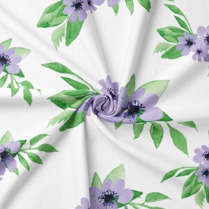 Zbliżenie na tkaninę pokazujące akwarelowy fioletowy kwiat i zielone liście