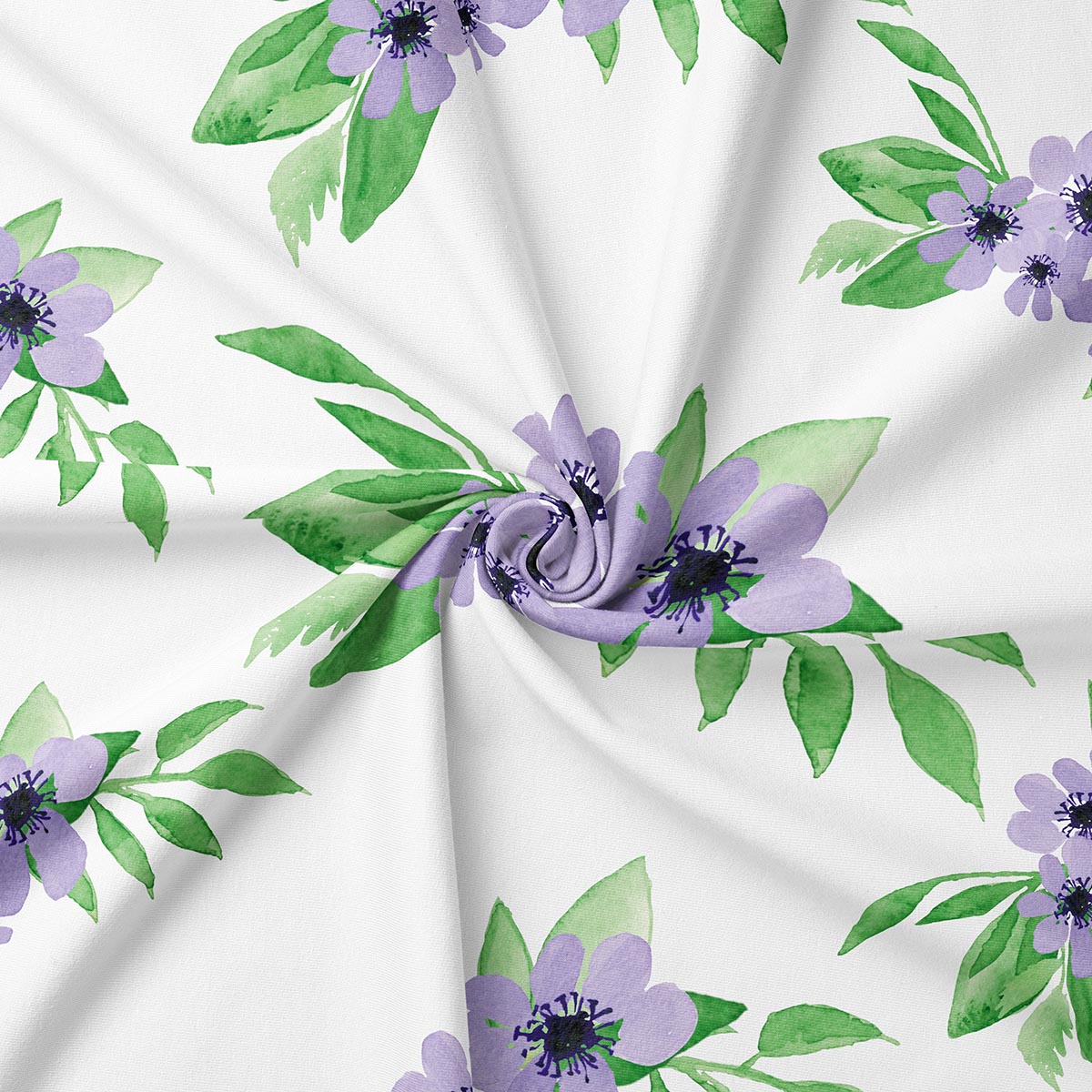 Zbliżenie na tkaninę pokazujące akwarelowy fioletowy kwiat i zielone liście