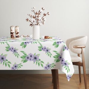 Jasne wnętrze z obrusem w delikatne fioletowe kwiaty i naturalnymi dodatkami