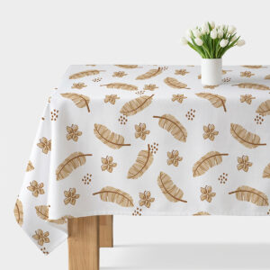 główny widok obrus na stole z wazonem białych tulipanów, wzór beżowych piór i małych kwiatów