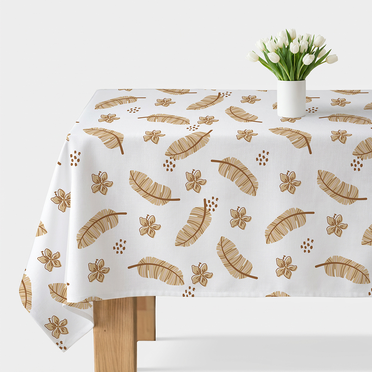 główny widok obrus na stole z wazonem białych tulipanów, wzór beżowych piór i małych kwiatów
