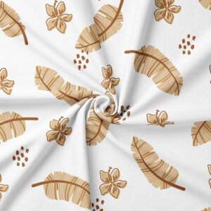 zbliżenie tkaniny pokazujące detal piór i kwiatowych motywów oraz rysunek włókien materiału