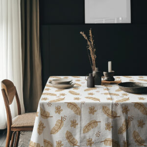 aranżacja stołu w ciemnym wnętrzu z naczyniami na obrusie w ciepłych odcieniach