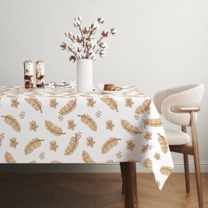 detal ułożenia tkaniny i powtarzalny wzór piór na jasnym tle