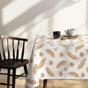 jasne wnętrze z krzesłem i obiadem na stole nakrytym obrusem z beżowymi piórami