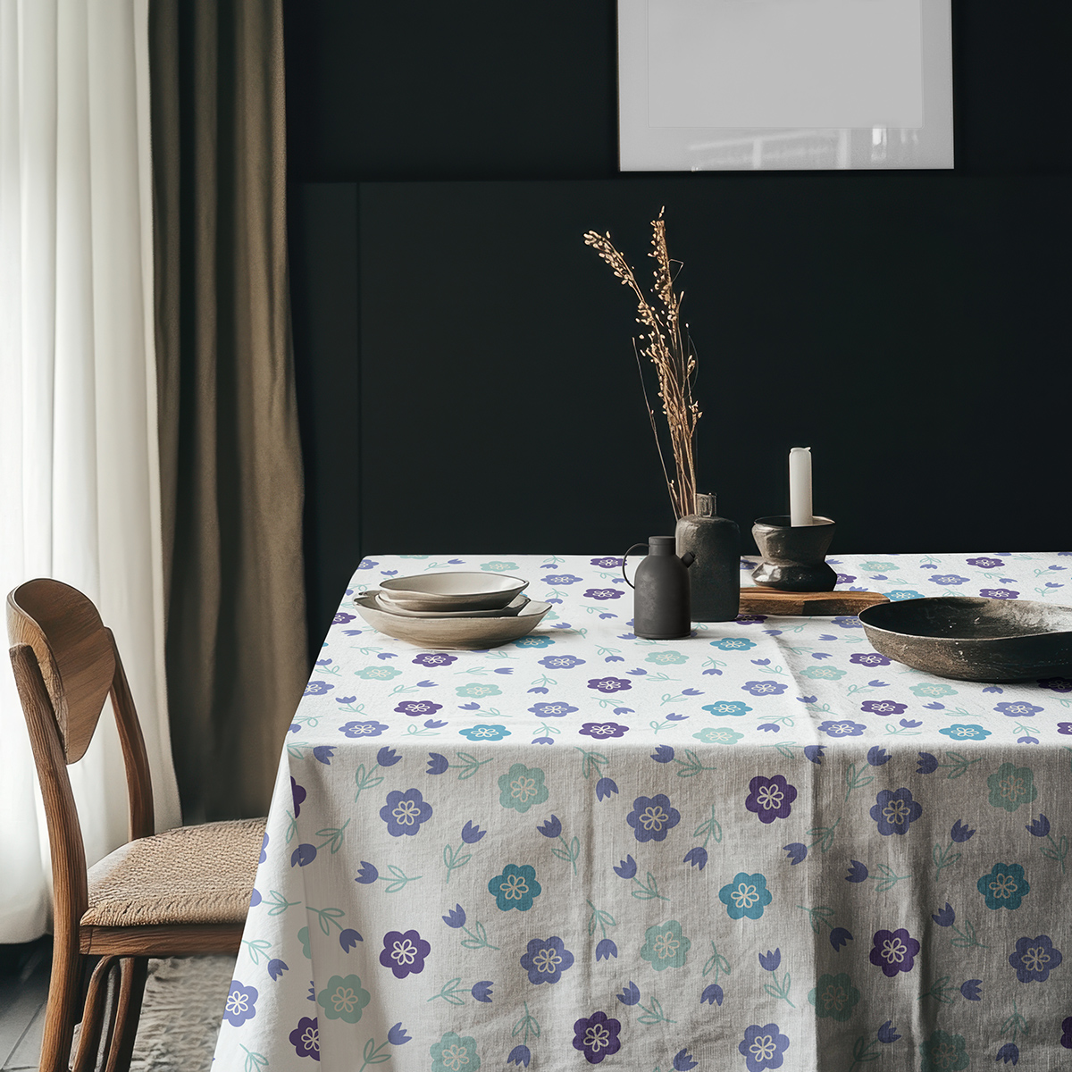 Aranżacja stołu z ceramiką na obrusie w drobne kwiaty, widoczne nasycone turkusowe i fioletowe akcenty