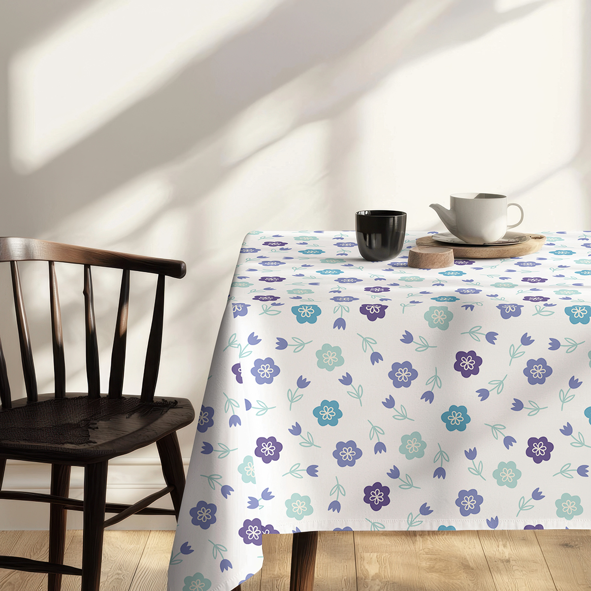 Widok rogu stołu z obrusu ukazujący regularny powtarzalny wzór i fakturę tkaniny