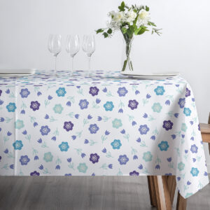 Ujęcie stołu nakrytego obrusem z zastawą i szklankami, pokazujące jak wzór komponuje się z dekoracjami