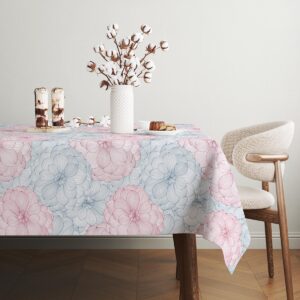 Widok blisko krawędzi stołu ukazujący układ wzoru na narożniku obrusa