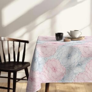 Stonowana stylizacja stołu z wazonem i deserami na obrusie w delikatny kwiatowy wzór