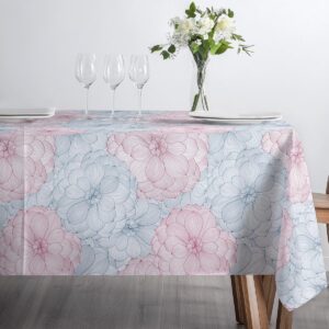 Widok z góry na obrus z rysunkowymi kwiatami, podkreślający powtarzalność i harmonię wzoru