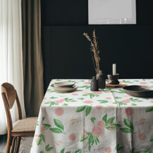 aranżacja stołu z obrusie, talerzami i dekoracyjnym wazonem