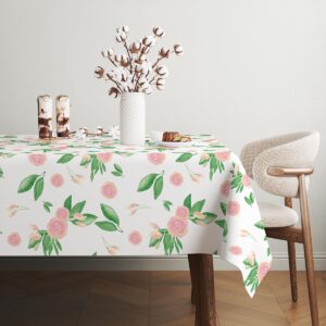 stołowa scena z naturalnymi akcentami na obrusie w róże