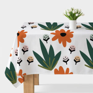 obrus z graficznym wzorem dużych pomarańczowych kwiatów i zielonych liści na białym tle, widok stołu