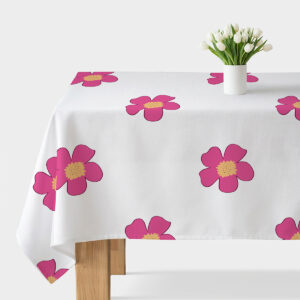 biały obrus z dużymi różowymi, stylizowanymi kwiatami na stole