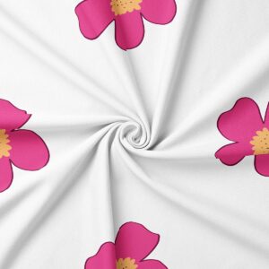 zbliżenie na różowy kwiat i fakturę gładkiej tkaniny