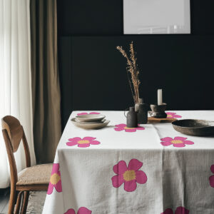 aranżacja jadalni z obrusem i minimalistycznymi dodatkami na stole