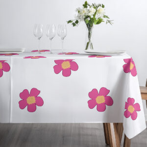 jasne wnętrze z obrusem, wazonem z kwiatami i przytulną atmosferą