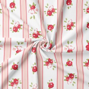 Zbliżenie tkaniny obrusu pokazujące detal różyczek i struktury materiału