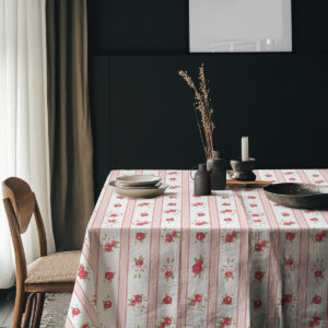 Aranżacja stołu z obrusem w paski i minimalistycznymi dodatkami w ciemnym wnętrzu